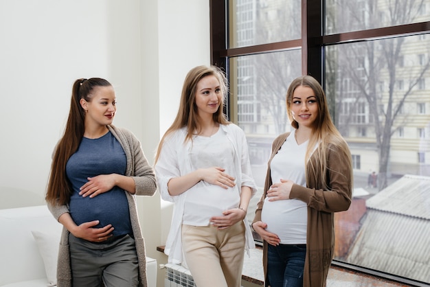 Un groupe de jeunes filles enceintes communiquent dans la classe prénatale. Soins et consultation des femmes enceintes