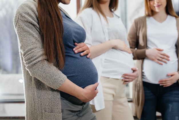 Un groupe de jeunes filles enceintes communiquent dans la classe prénatale. Soins et consultation des femmes enceintes