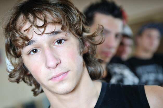 groupe de jeunes garçons heureux posant ensemble dans un studio de danse