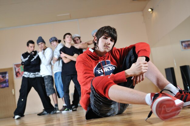 groupe de jeunes garçons heureux posant ensemble dans un studio de danse