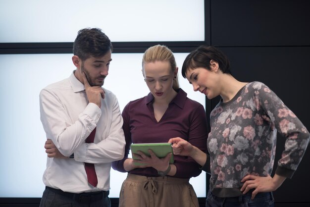 groupe de jeunes gens d'affaires en démarrage, remue-méninges et travail sur tablette