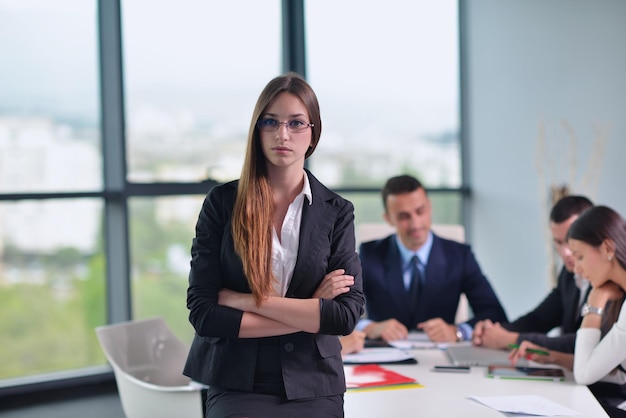 Groupe de jeunes gens d'affaires heureux lors d'une réunion au bureau