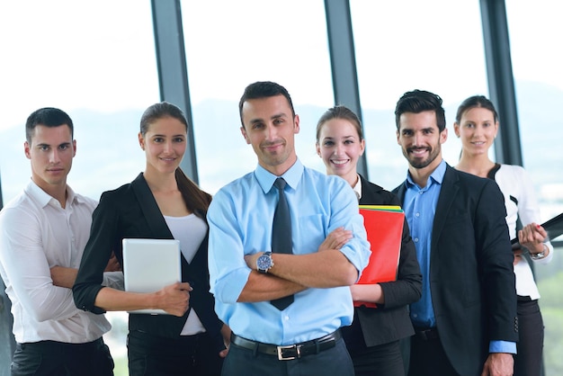 Groupe de jeunes gens d'affaires heureux lors d'une réunion au bureau