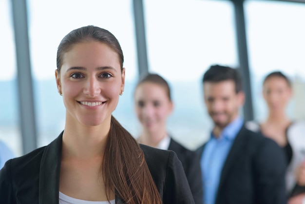 Groupe de jeunes gens d'affaires heureux lors d'une réunion au bureau