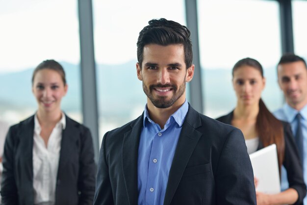 Groupe de jeunes gens d'affaires heureux lors d'une réunion au bureau