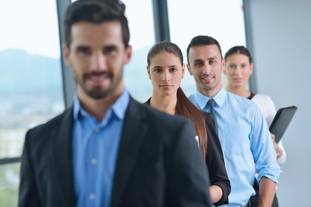 Groupe de jeunes gens d'affaires heureux lors d'une réunion au bureau