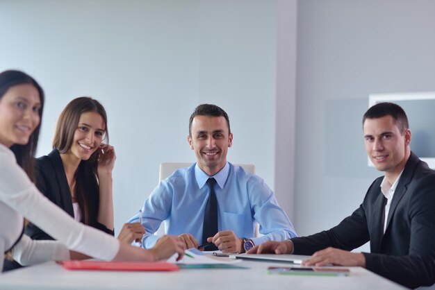 Groupe de jeunes gens d'affaires heureux lors d'une réunion au bureau