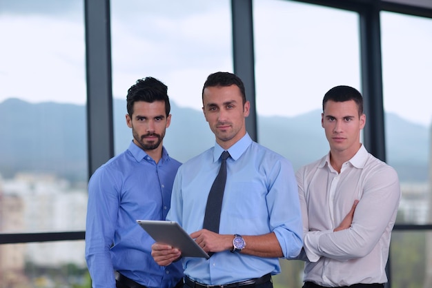 Groupe de jeunes gens d'affaires heureux lors d'une réunion au bureau