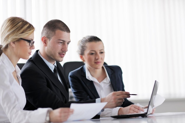 Groupe de jeunes gens d'affaires heureux lors d'une réunion au bureau