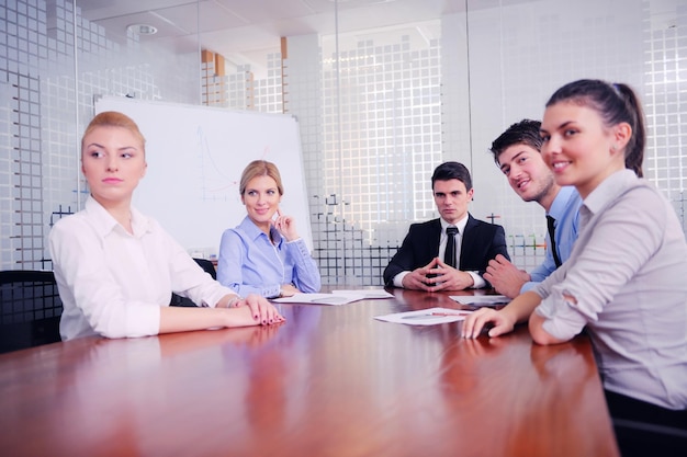 Groupe de jeunes gens d'affaires heureux lors d'une réunion au bureau