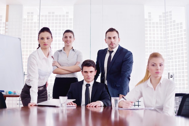 Groupe de jeunes gens d'affaires heureux lors d'une réunion au bureau