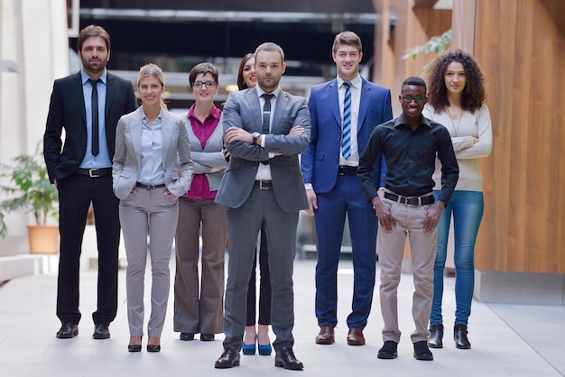 groupe de jeunes gens d'affaires multiethniques marchant debout et vue de dessus