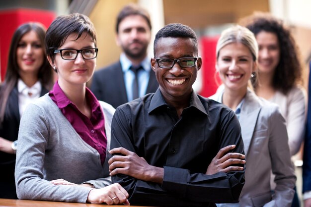 groupe de jeunes gens d'affaires multiethniques marchant debout et vue de dessus