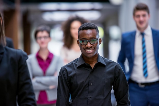 groupe de jeunes gens d'affaires multiethniques marchant debout et vue de dessus