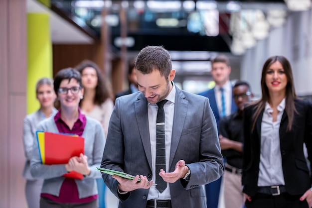 groupe de jeunes gens d'affaires multiethniques marchant debout et vue de dessus