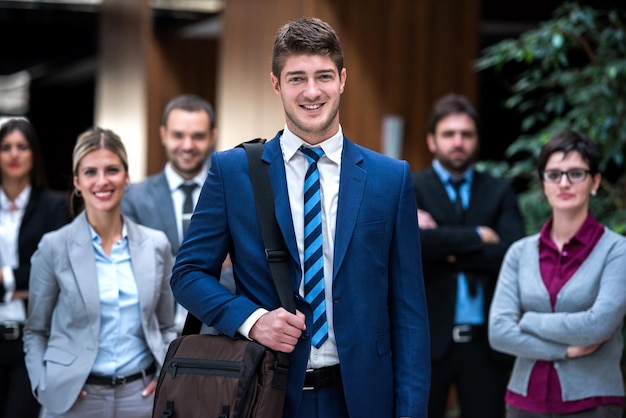 groupe de jeunes gens d'affaires multiethniques marchant debout et vue de dessus