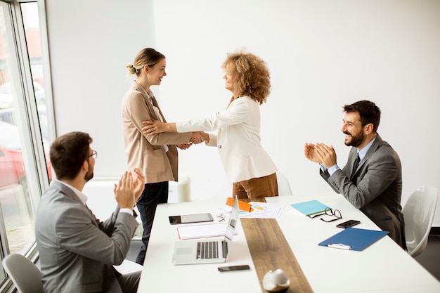 Groupe De Jeunes Gens D'affaires Multiethniques Travaillant Ensemble Au Bureau