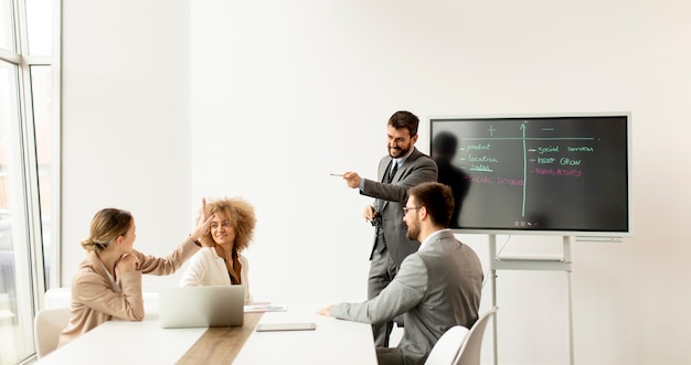 Groupe de jeunes gens d'affaires multiethniques travaillant ensemble au bureau