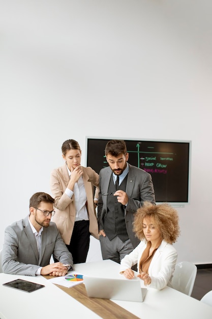 Groupe de jeunes gens d'affaires multiethniques travaillant ensemble au bureau