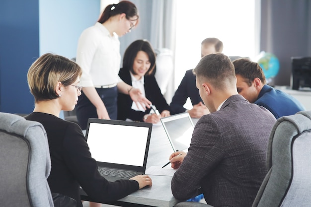 Groupe de jeunes gens d'affaires se réunissant au bureau s'amusant ensemble à discuter d'une idée