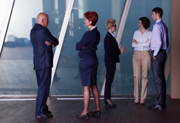 un groupe de jeunes gens d'affaires se réunit dans un bureau moderne et lumineux à l'intérieur