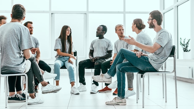 Groupe de jeunes gens partageant les mêmes idées discutant de leurs idées