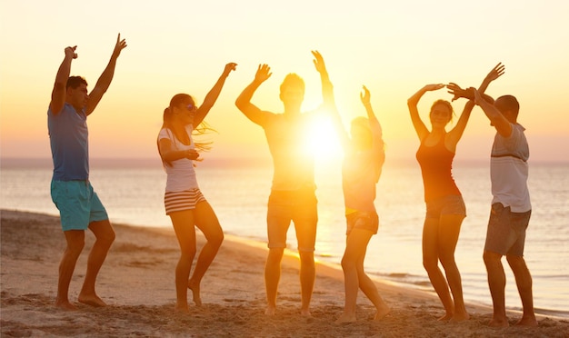 Groupe de jeunes gens sur la plage