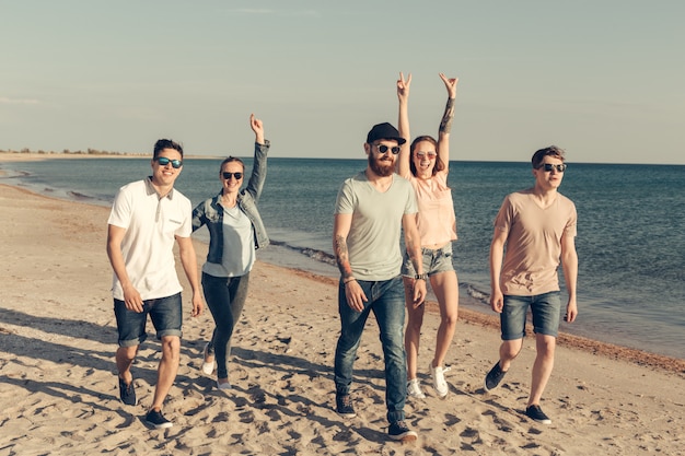 Groupe de jeunes gens profitent d'une fête d'été à la plage