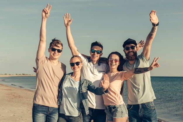 Groupe de jeunes gens profitent d'une fête d'été à la plage