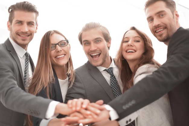 Groupe de jeunes gens qui réussissent au bureau