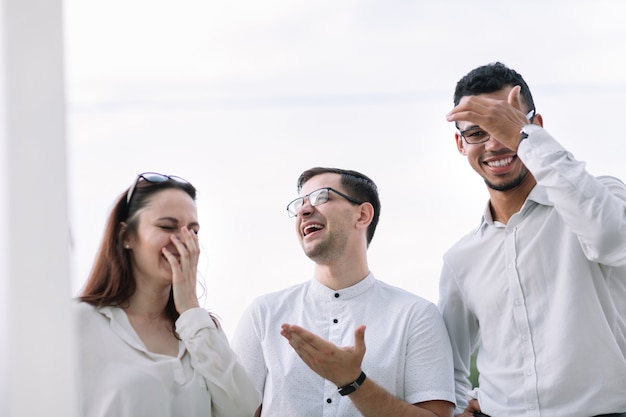 Groupe de jeunes gens qui réussissent debout ensemble.