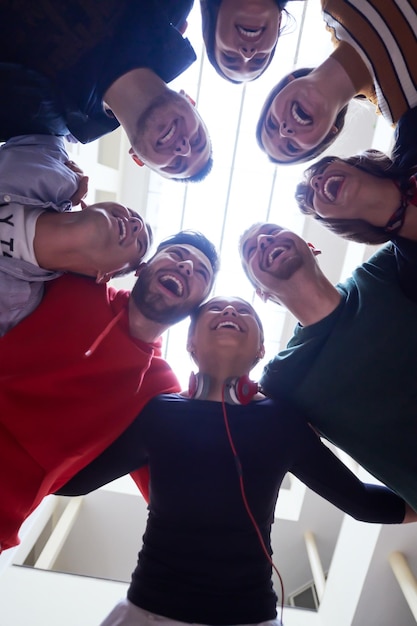 Photo un groupe de jeunes heureux montrant leur unité