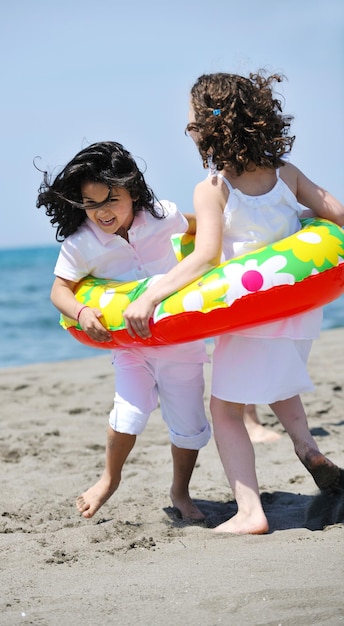 groupe de jeunes heureux s'amuser courir et sauter sur la plage belle plage de sable