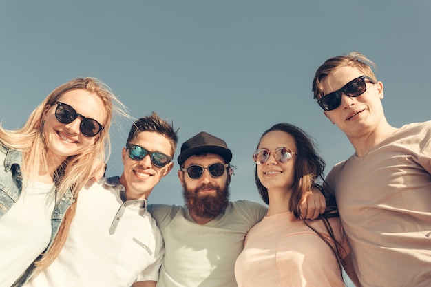 Groupe de jeunes heureux s&#39;amuser sur la plage