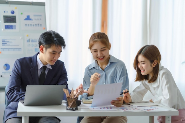 Groupe de jeunes hommes d'affaires asiatiques avec le travail créatif parler et échanger des idées partagées lors de la réunion