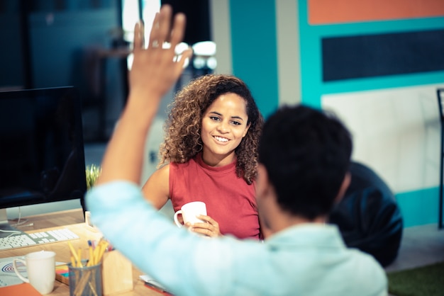 Un groupe de jeunes hommes d&#39;affaires discutent avec bonheur