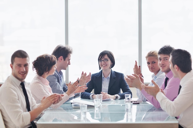 un groupe de jeunes hommes d'affaires se réunit dans la salle de conférence et discute de nouveaux plans et problèmes d'idées