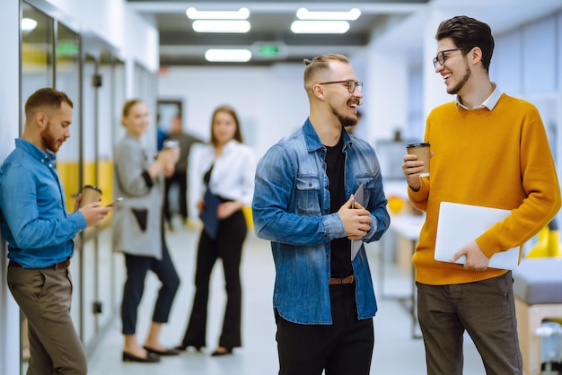 Groupe de jeunes hommes d'affaires travaillant ensemble dans un bureau créatif