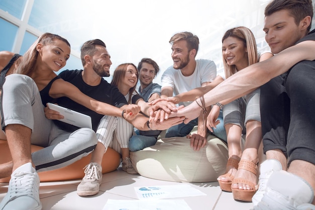 Photo groupe de jeunes hommes ont joint leurs mains ensemble le concept de travail d'équipe