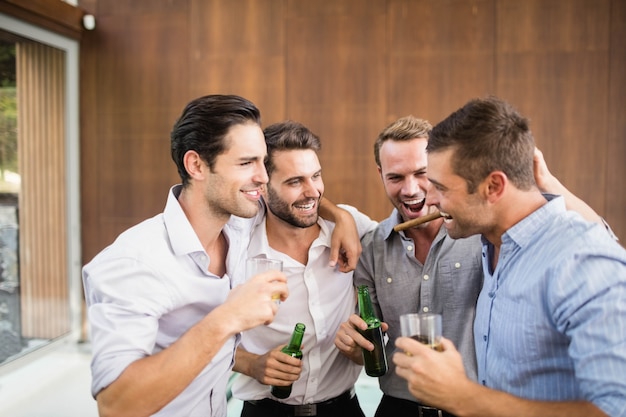 Groupe de jeunes hommes prenant un verre à la fête