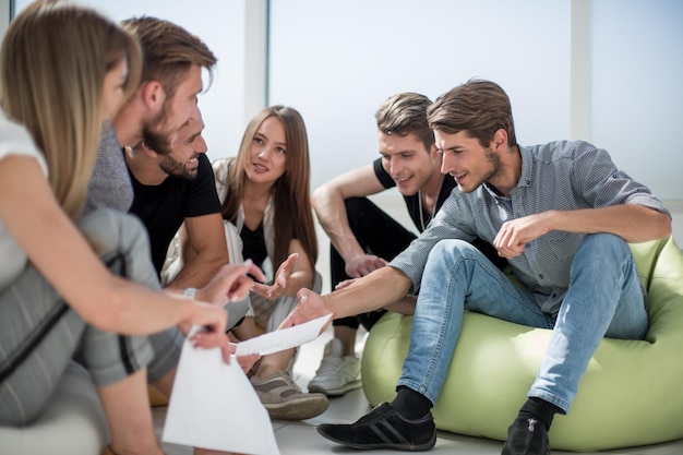 Groupe de jeunes d'initiative discutant du plan d'affaires