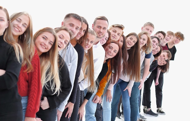 Groupe de jeunes joyeux debout les uns derrière les autres