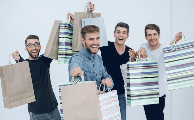 Groupe de jeunes joyeux avec des sacs à provisions