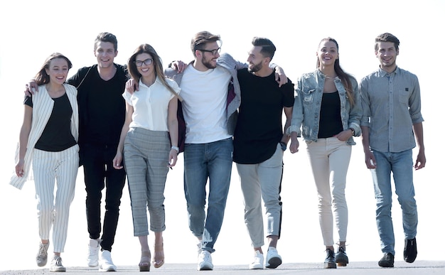 Groupe de jeunes marchant dans la rue