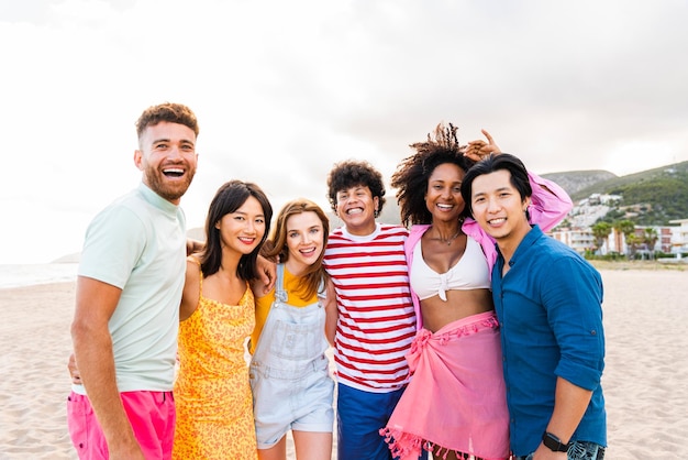 Groupe de jeunes meilleurs amis se liant à l'extérieur