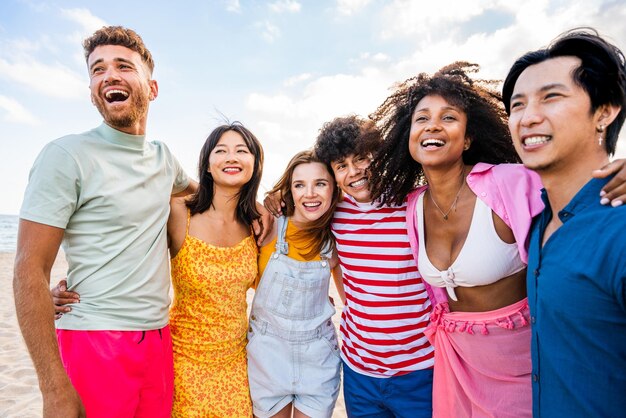 Groupe de jeunes meilleurs amis se liant à l'extérieur