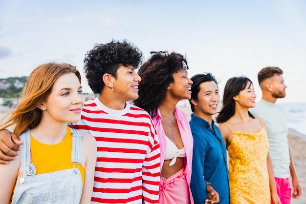 Groupe de jeunes meilleurs amis se liant à l'extérieur