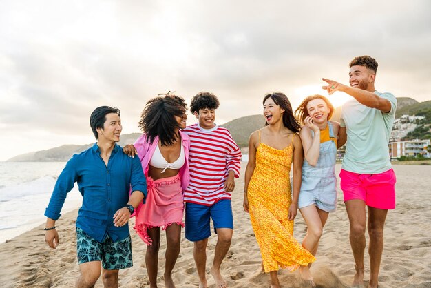 Groupe de jeunes meilleurs amis se liant à l'extérieur