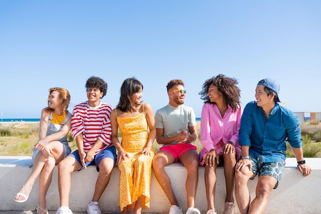 Groupe de jeunes meilleurs amis se liant à l'extérieur