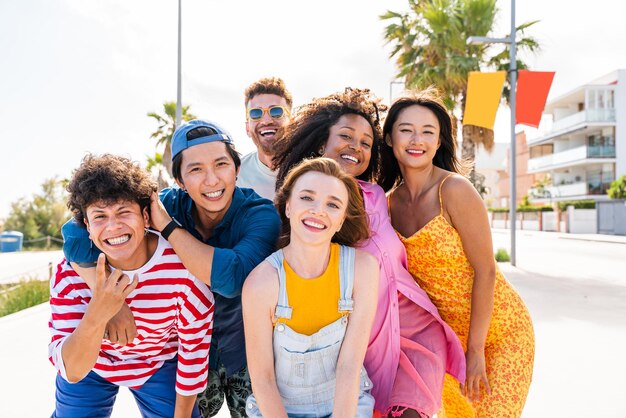 Groupe de jeunes meilleurs amis se liant à l'extérieur